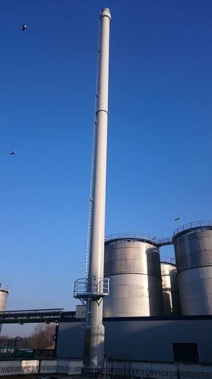 Wolnostojący komin stalowy