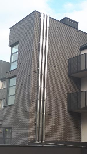 Kominy DW-ECO 2.0 ALBI na budynku wielorodzinnym