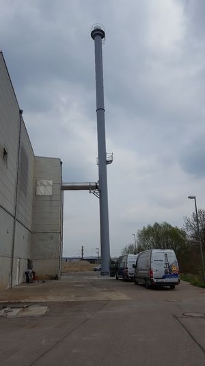 komin w zakładzie produkcyjnym