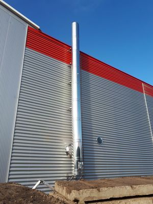 komin w malarni ciągników