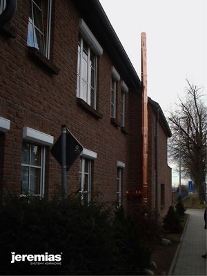 Komin DW-FU poprowadzony po elewacji domu wielorodzinnego