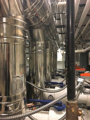 kominy Jeremias w szkole w Denver