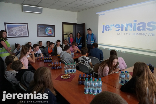 Uczniowie szkół poznali procesy produkcji systemów kominowych