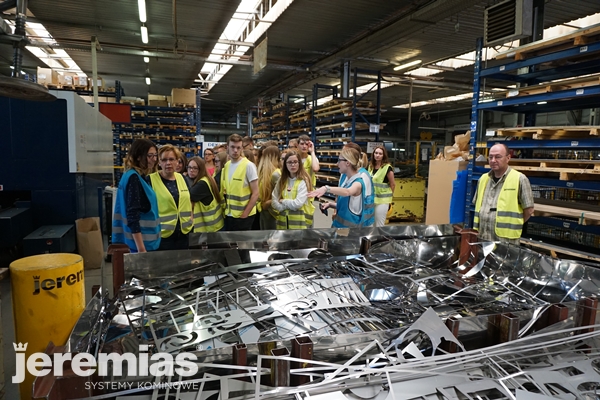 Uczniowie szkół poznali procesy produkcji systemów kominowych